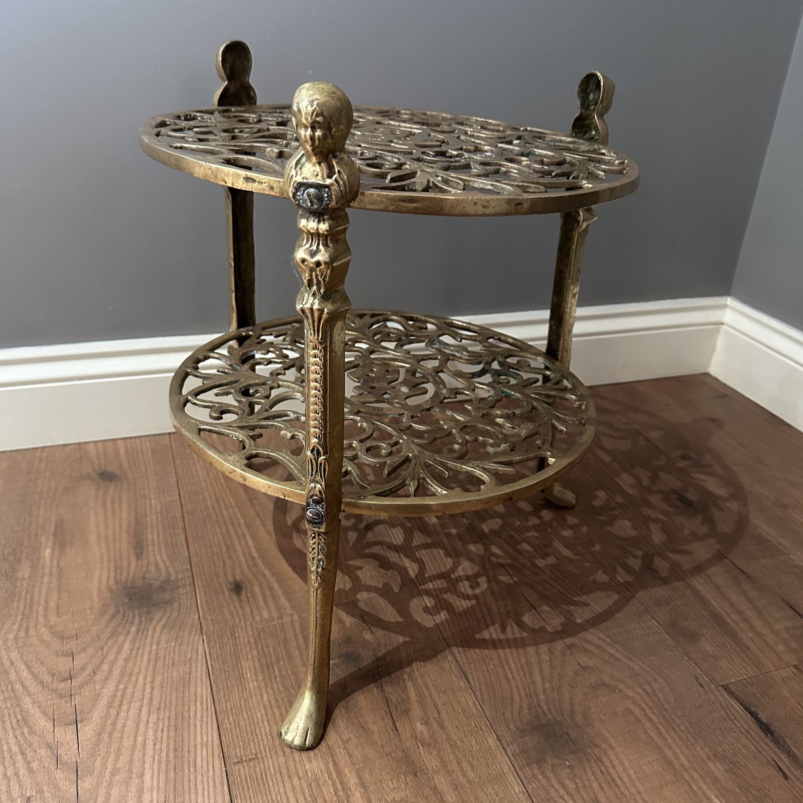 photo vinterior Vintage Ornate Brass 2 Tier Jardiniere Plant Stand Side Table Lion Claw Cherubs