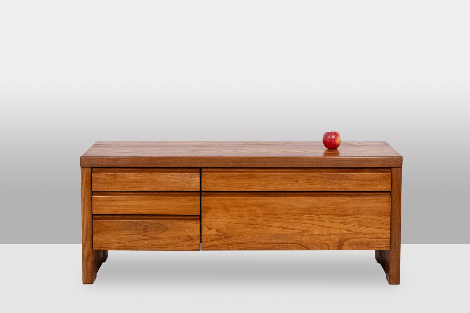 photo vinterior Pierre Chapo. Low Chest Of Drawers In Blond Elm. Circa 1970.