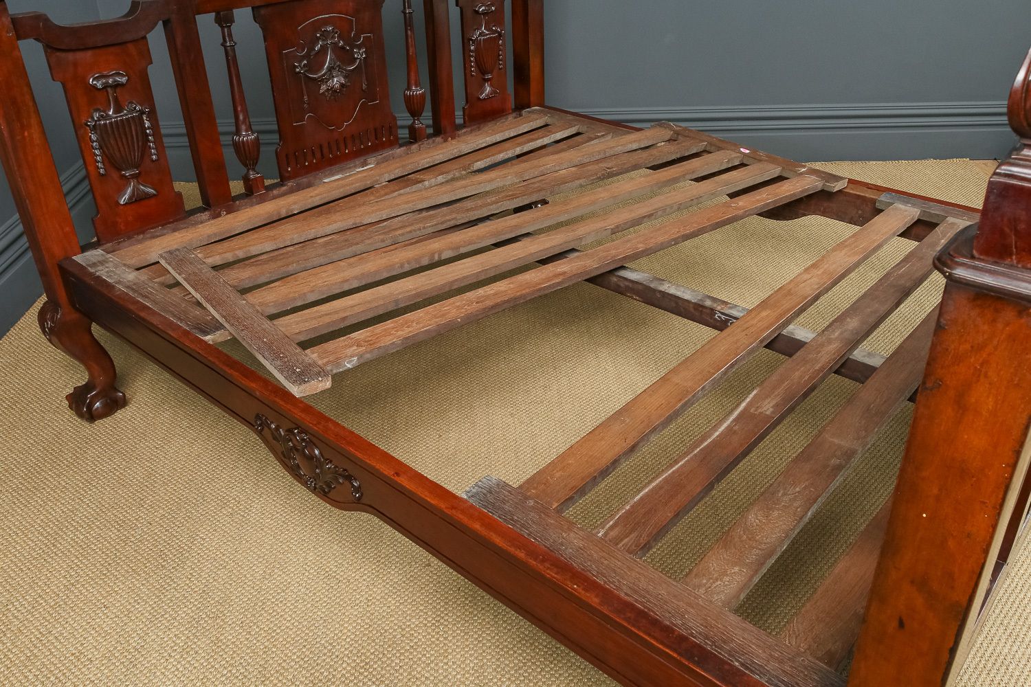 photo vintage Victorian Anglo Indian Colonial Raj Bombay 6ft Super King Teak Four Post Bed (Circa 1890)