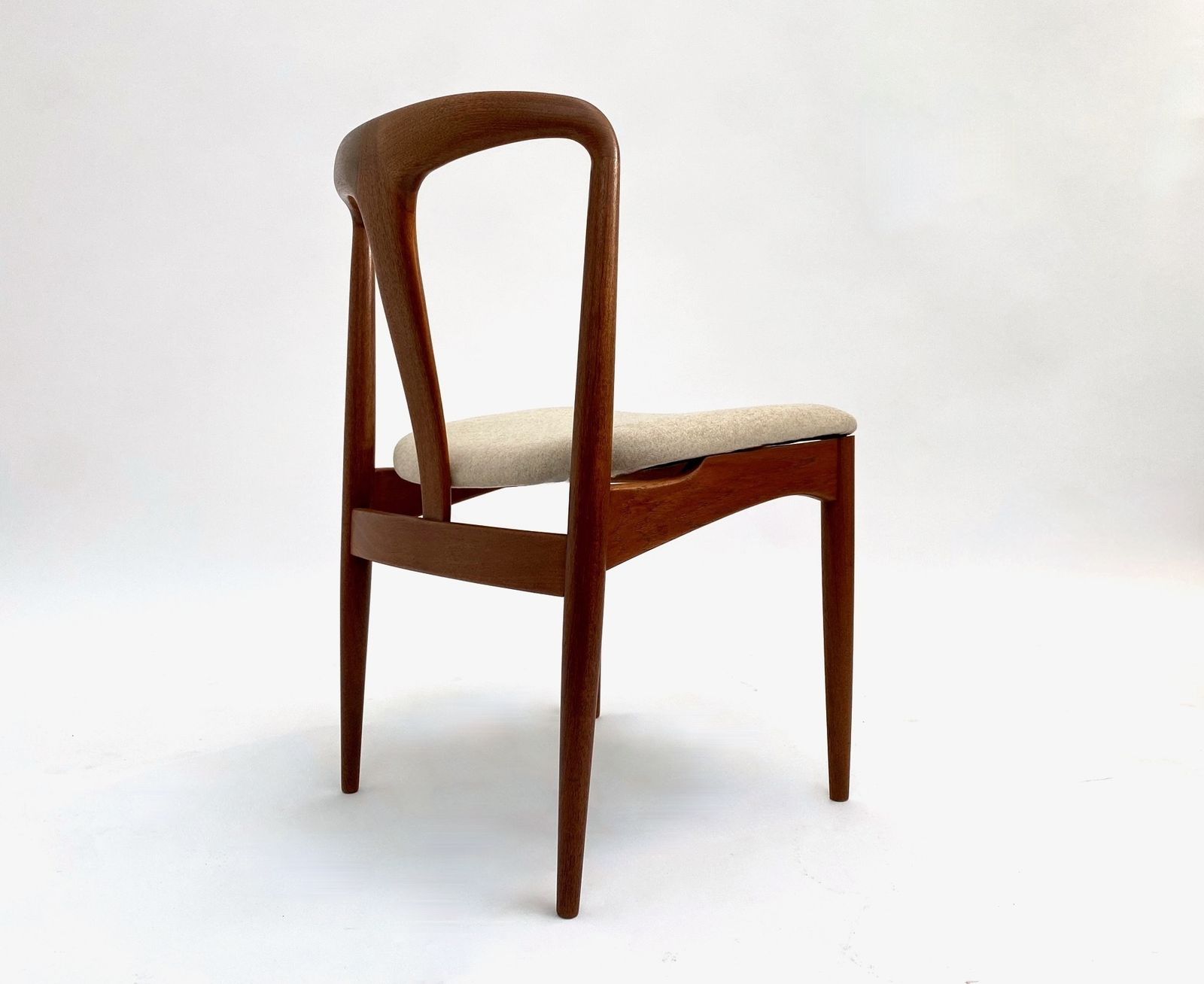Danish Johannes Andersen Set Of 6 Model 'Juliane' Teak And Cream Wool Dining Chairs For Vamo Sønderborg Mid Century 1960s photo vinterior