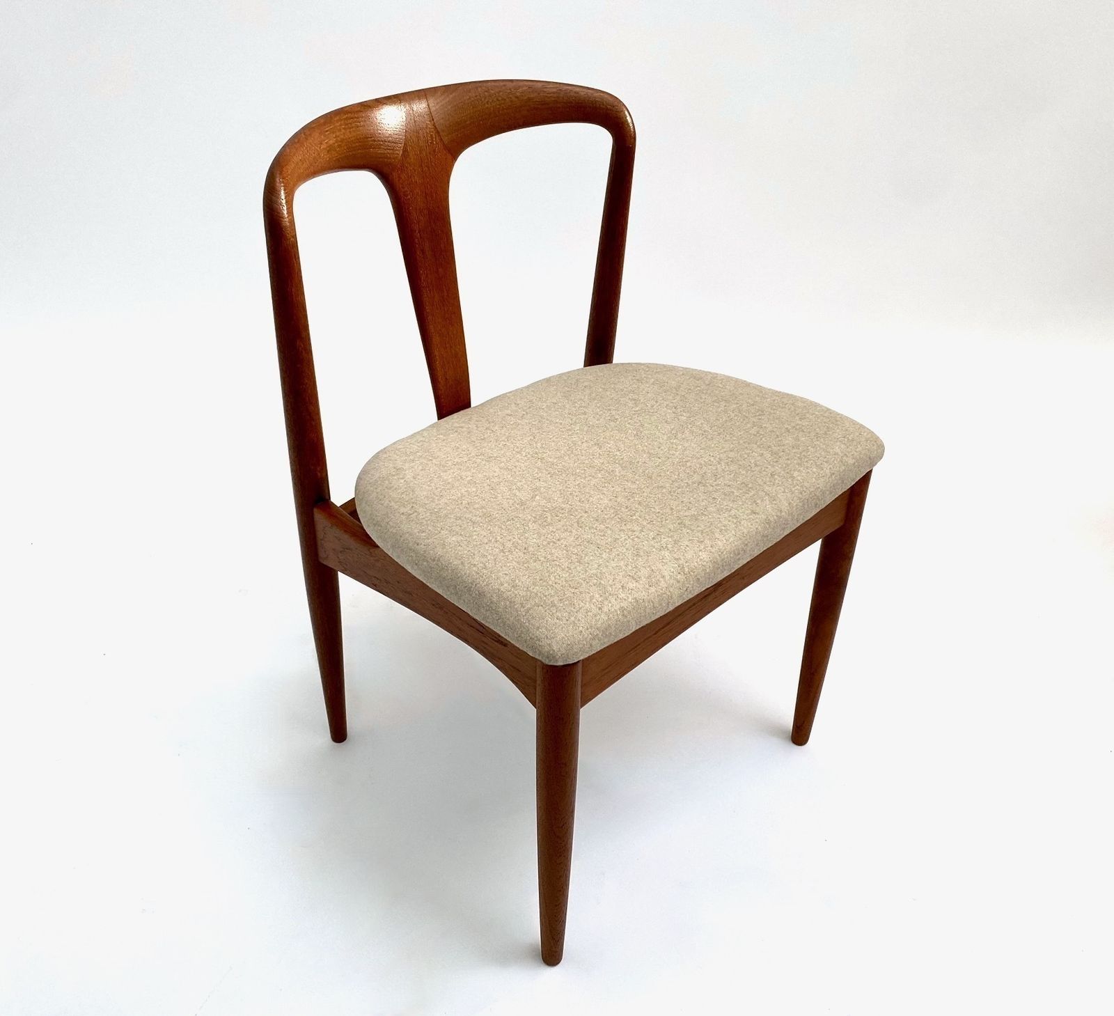 photo buy Danish Johannes Andersen Set Of 6 Model 'Juliane' Teak And Cream Wool Dining Chairs For Vamo Sønderborg Mid Century 1960s