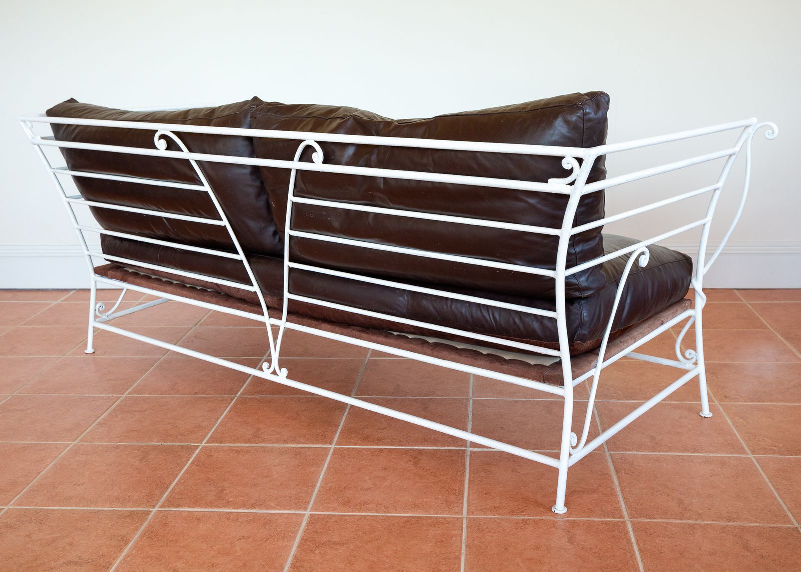photo vintage French Wrought Iron Sofa Leather Cushions 1950s Mid Century Settee Garden Conservatory Sof.A Vintage Garden Room Sof.A Patio