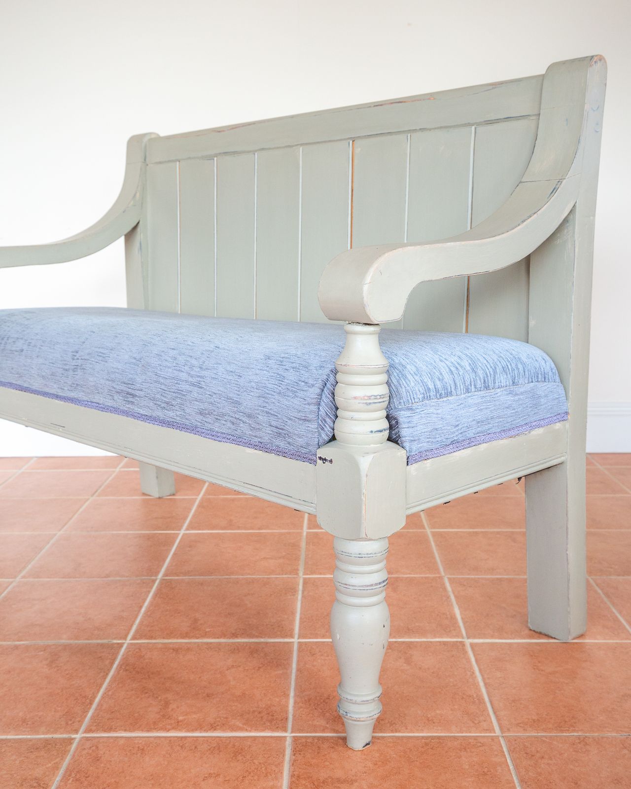 photo vintage Painted Chapel Bench English Antique Upholstered Oak Late Victoria.N Grey Blue Large Church Settle Pew Upholstered Shabb.Y Chi.C Chalk Paint