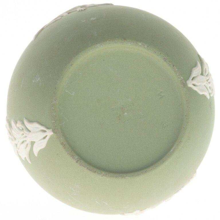 Wedgwood Green Jasper Classical Cameo Putti Spill Vase photo for sale