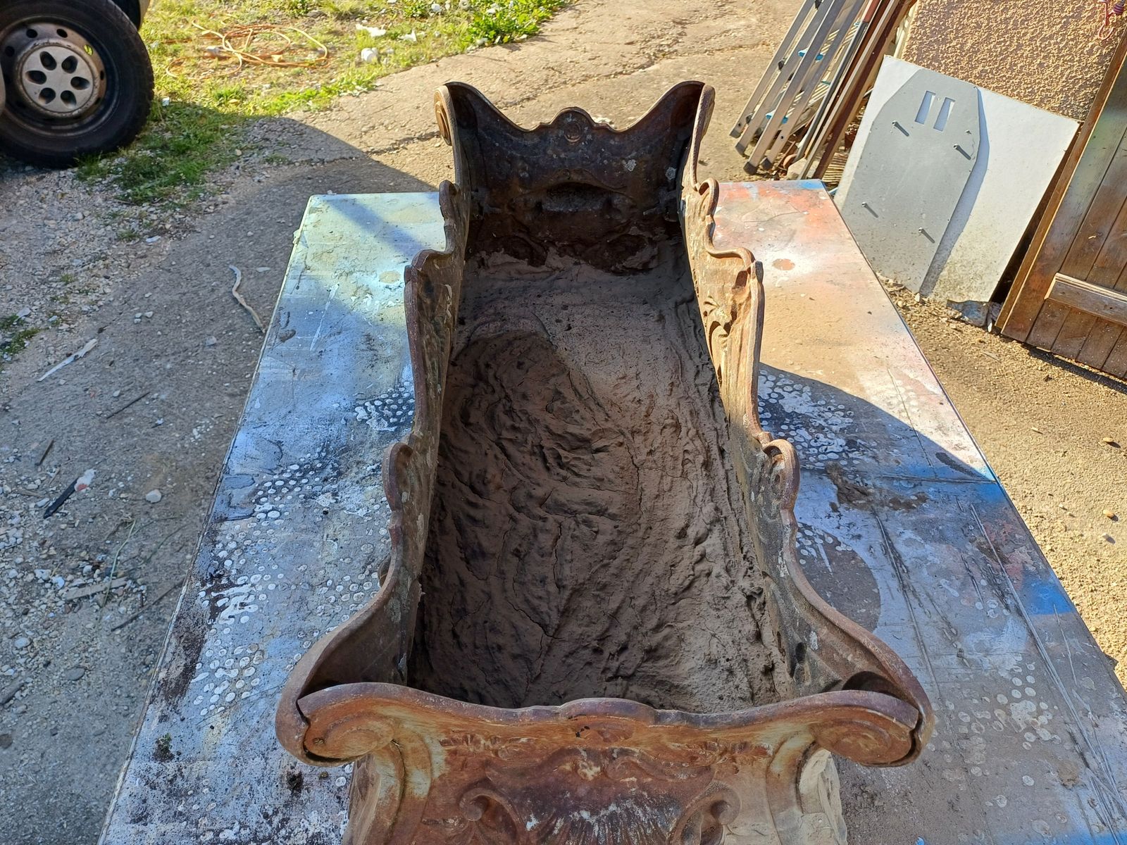 photo buy Large 1900 Cast Iron Planter In Rocaille Style: Charleville   Mézières