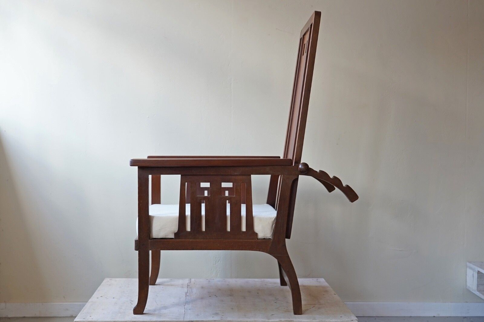 photo furniture Pair Of Antique Glasgow School Recliners