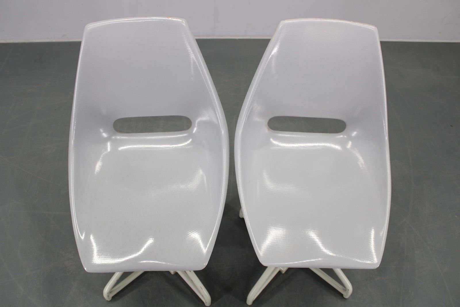 photo vinterior 1960s Miroslav Navratil Pair Of Fiberglass Chairs For Vertex, Czechoslovakia