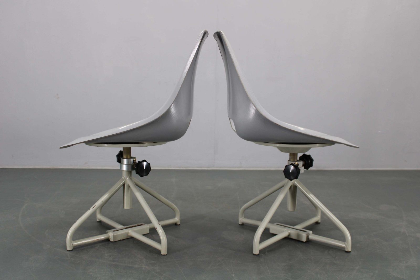 photo vintage 1960s Miroslav Navratil Pair Of Fiberglass Chairs For Vertex, Czechoslovakia