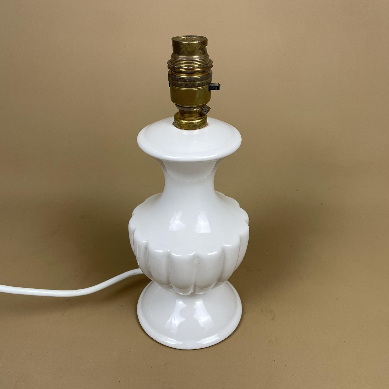 Vintage Ceramic White Lamp Bedside Table Light Art Deco Style Vase Shape Small Brass Fittings