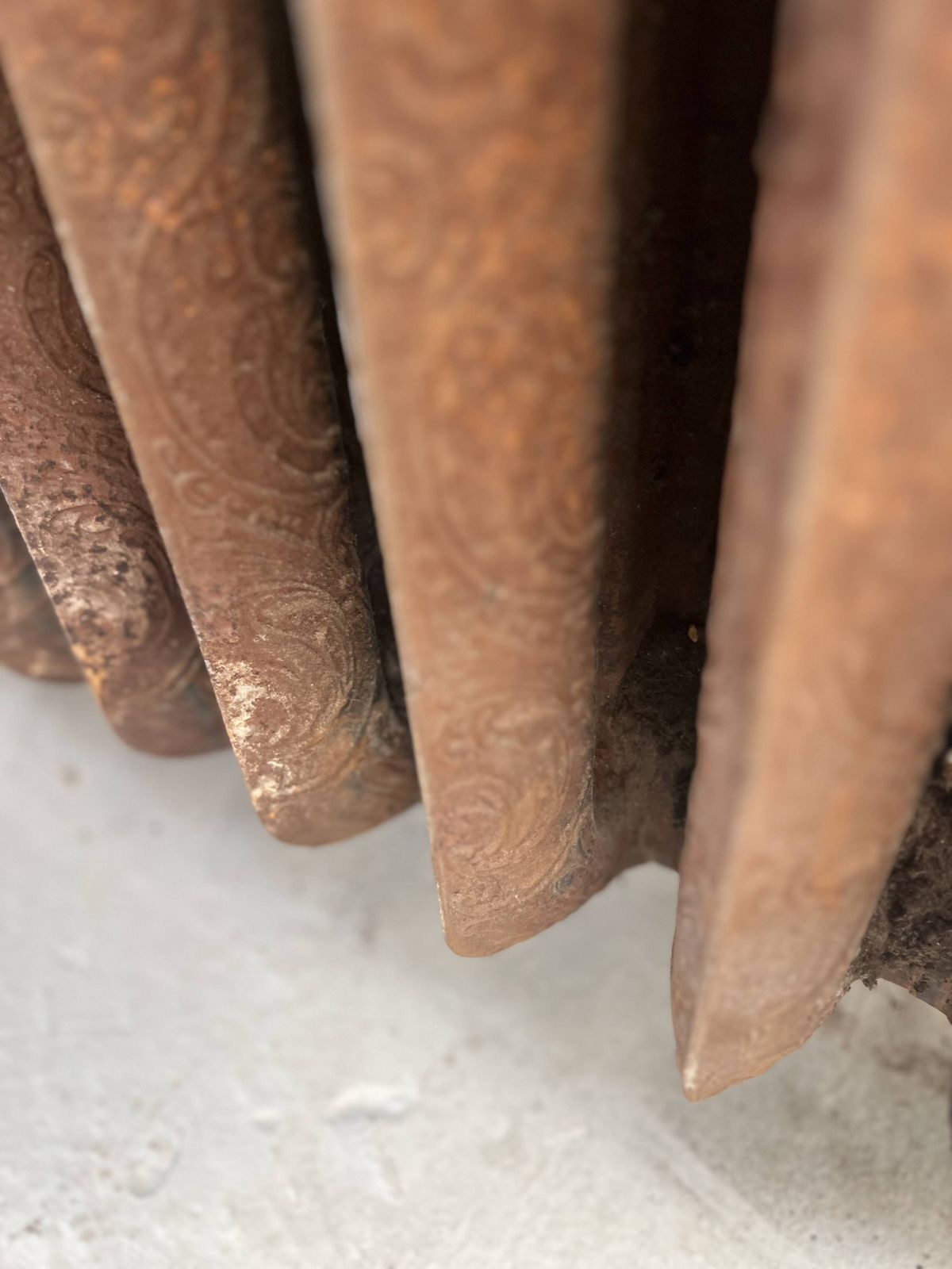 Antique Free Standing Radiator With Fourteen Flowered Cast Iron Blades, 20th Century photo furniture