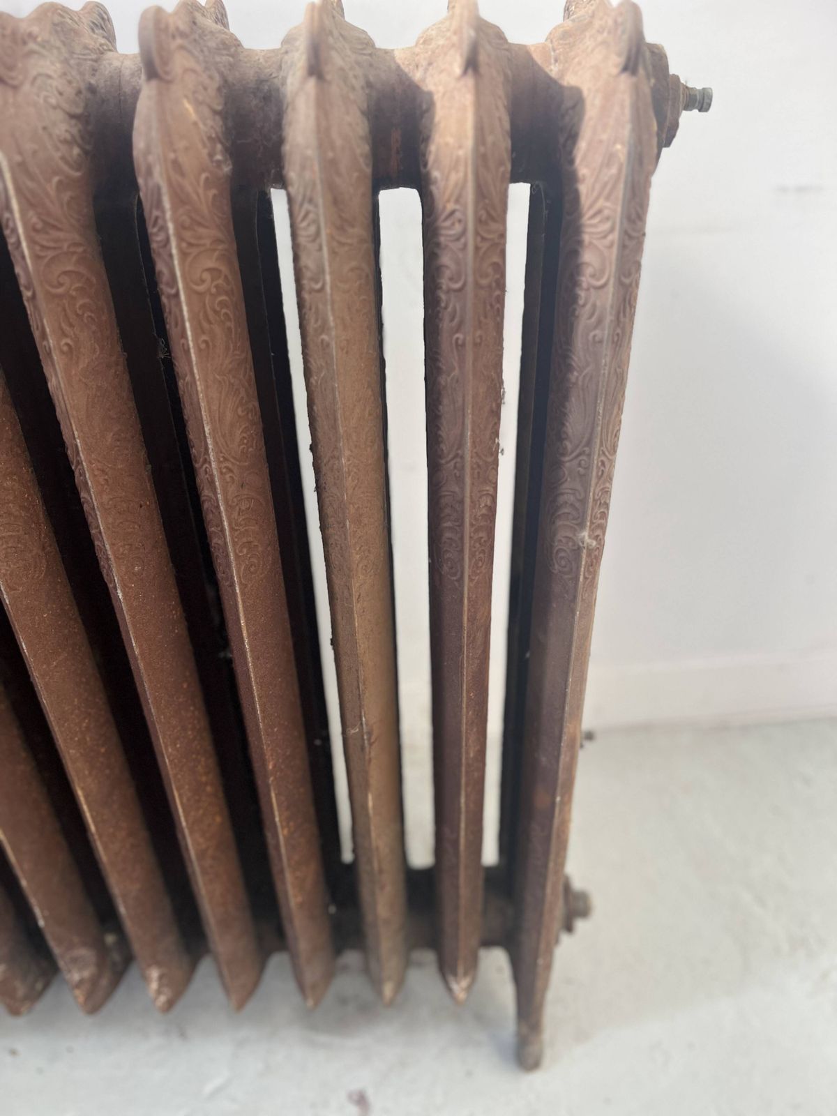 Antique Free Standing Radiator With Fourteen Flowered Cast Iron Blades, 20th Century photo vintage