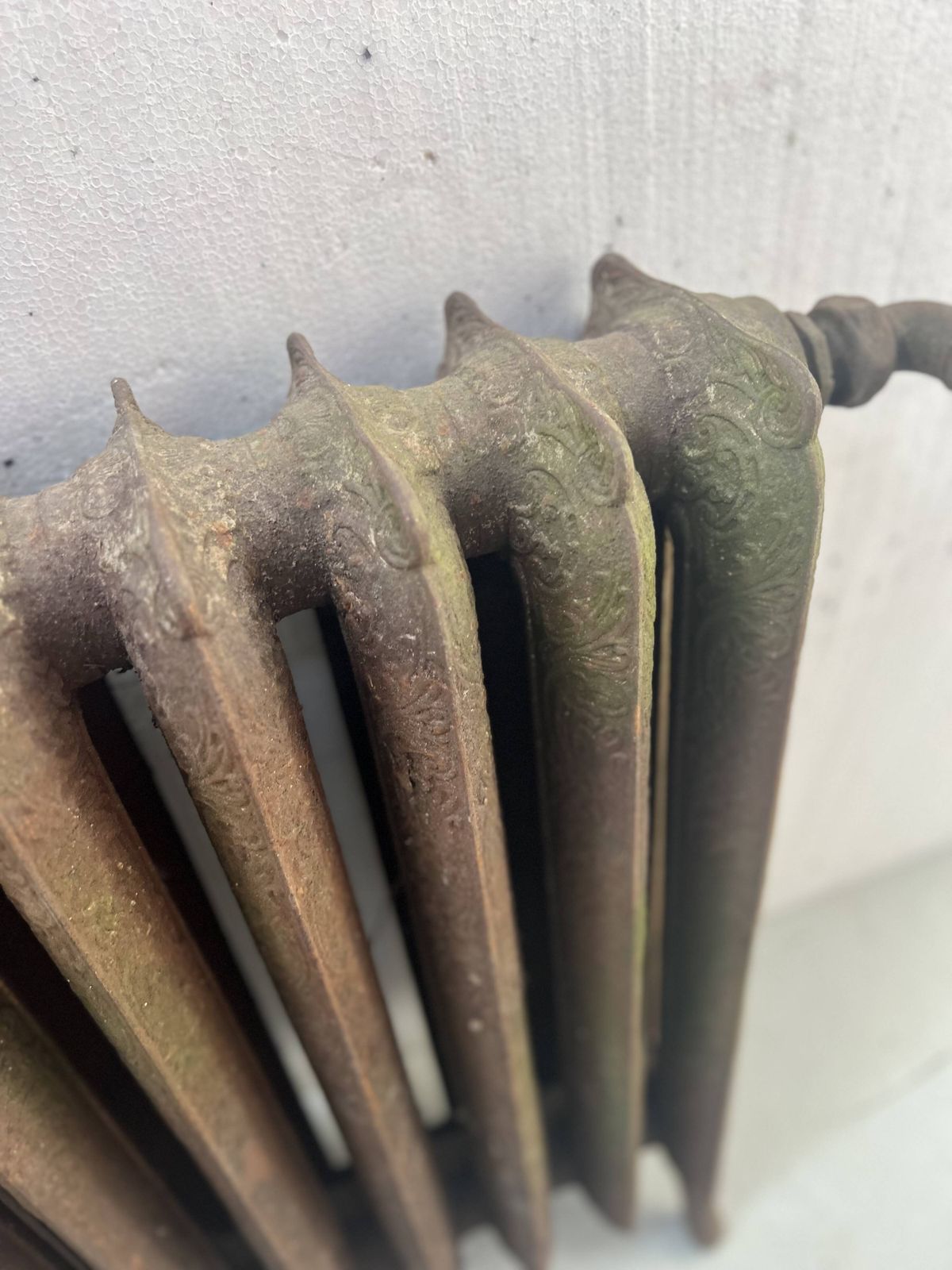 Antique Pedestal Radiator With Eight Flowered Cast Iron Blades, 20th Century photo for sale