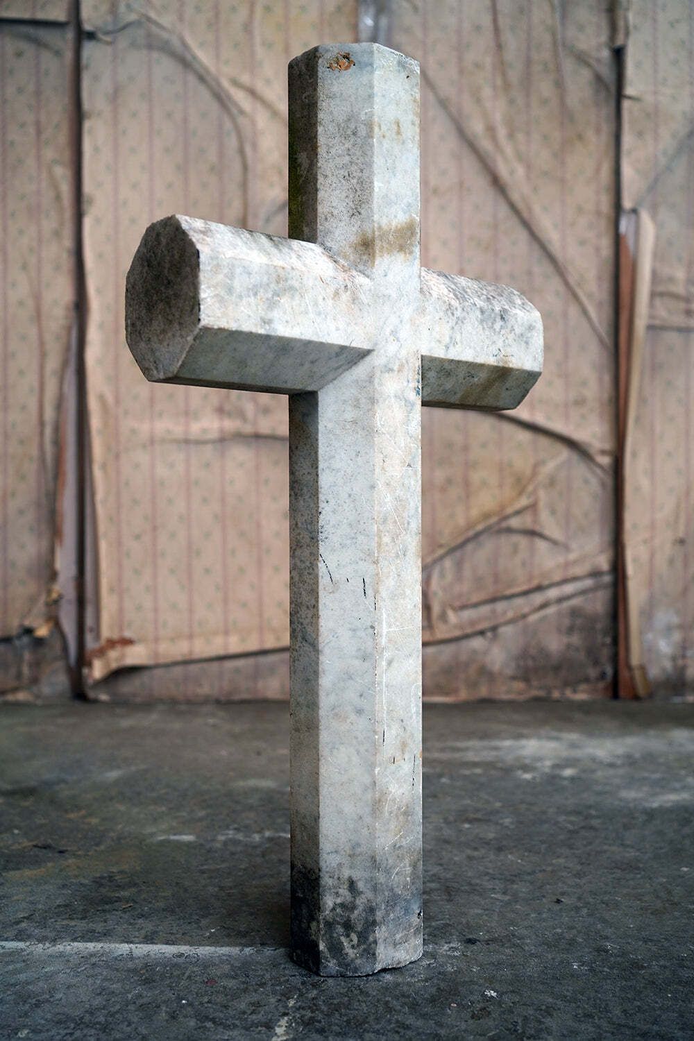photo vinterior An Early 20thc Carved White Marble Gravestone In The Form Of A Latin Cross