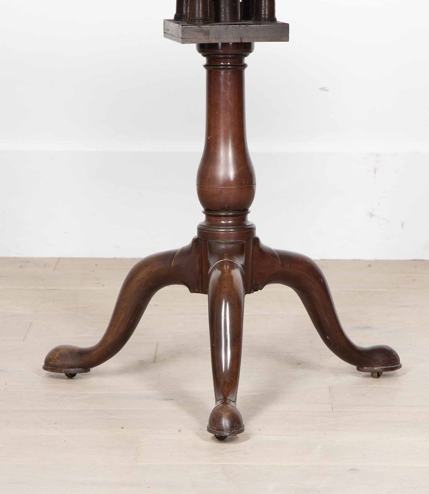 Late 18th Century Georgian Mahogany Tripod Table photo vinterior