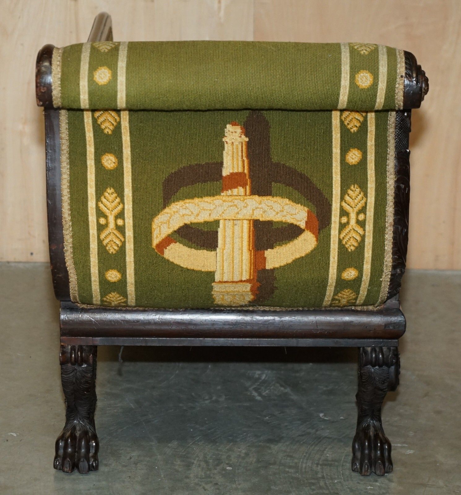 photo vinterior Antique Regency Embroidered Mahogany Hand Carved Lion's Hairy Paw Chaise Lounge