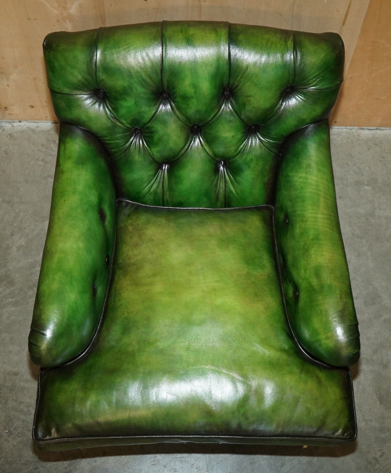 photo vintage Pair Of Antique Howard & Son's Bridgewater Chesterfield Green Leather Armchairs