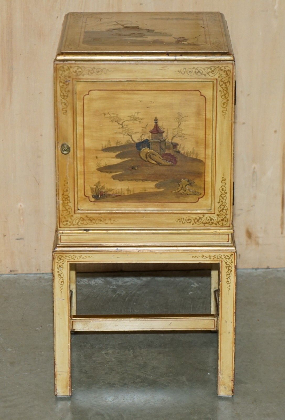 photo vintage Pair Of Antique Chinese Export Hand Painted & Lacquered Nightstands Side Tables