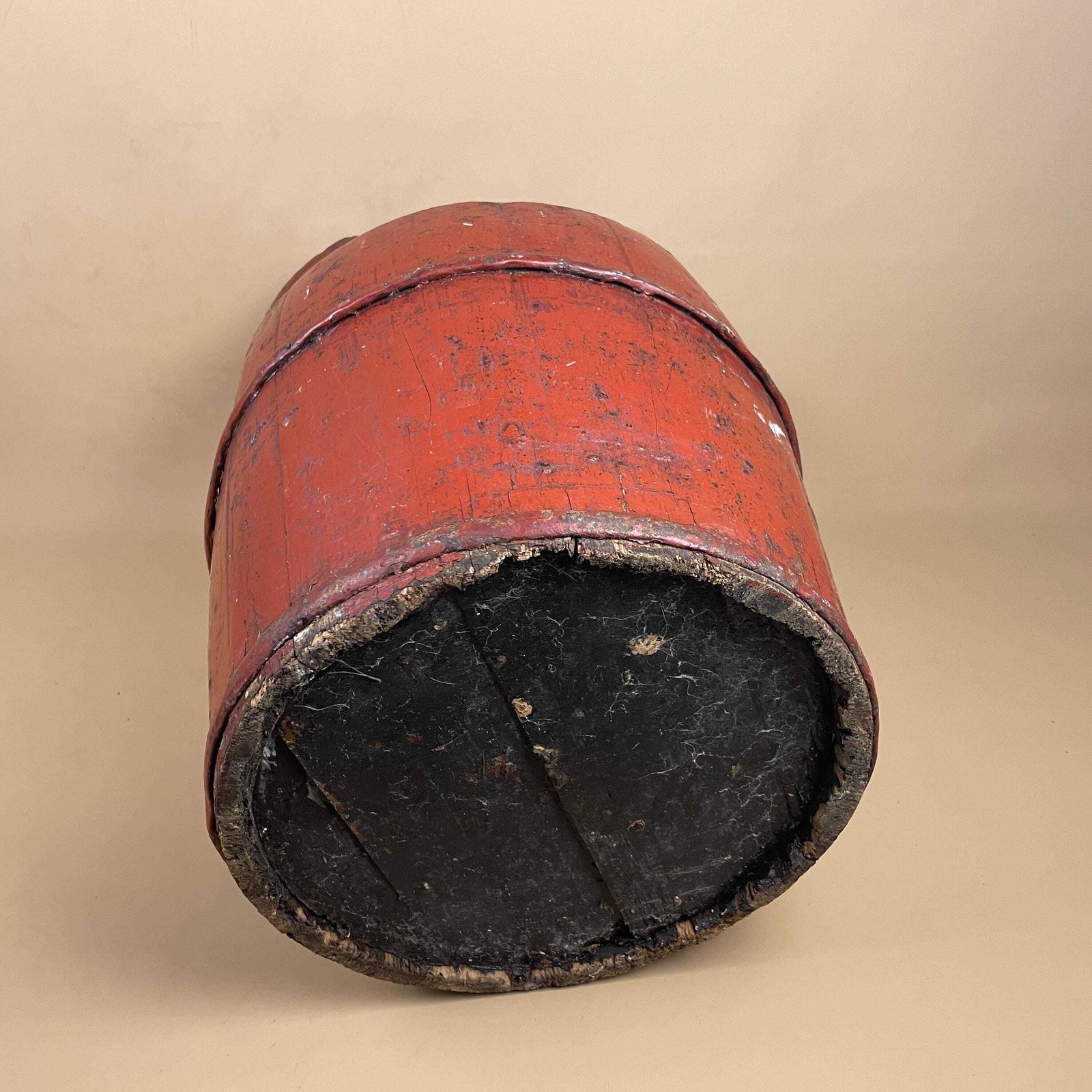 photo furniture Antique Wooden Barrel Bucket With Handle Large Wall Planter Painted Red Wood Vintage Decorative Planting Bucket Old Aged