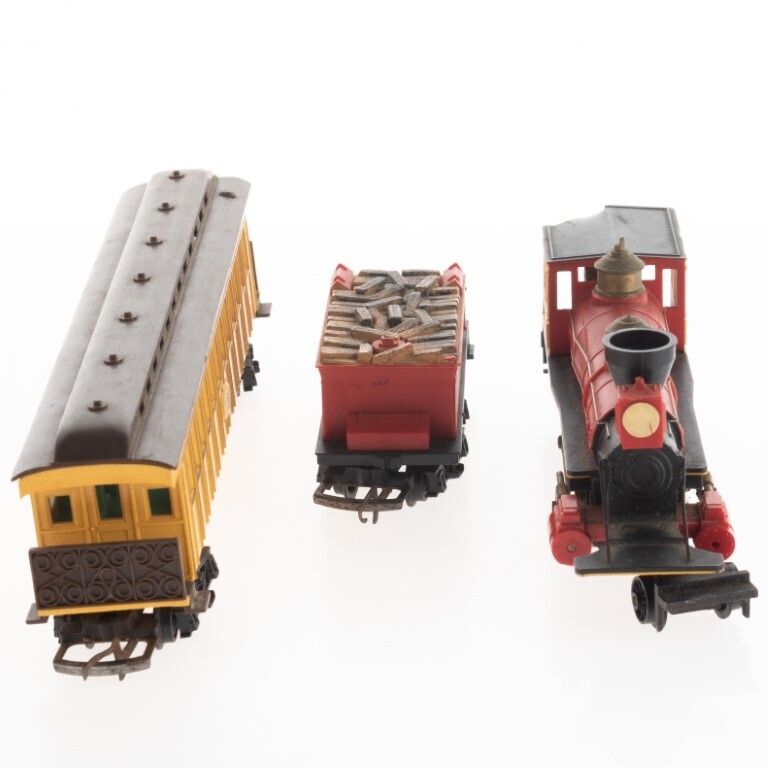 Tri Ang Ho/Oo Davy Crockett Railways Smoking Locomotive With Tender & Coach photo furniture