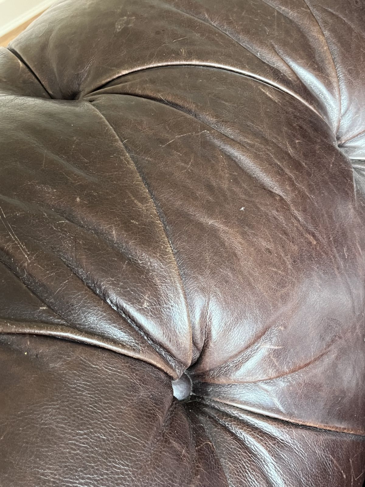 photo vintage Natuzzi ‘Chesterfield’ Brown Leather Three Seater Sofa