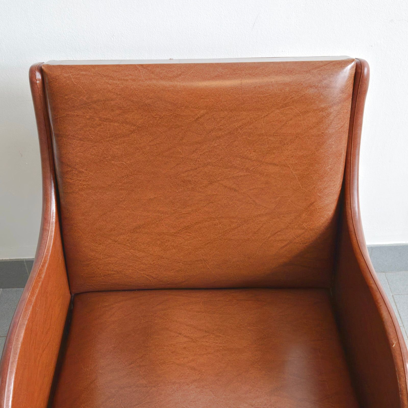 Vintage Franse Fauteuil Uit De Jaren 1960, Kunstleer In Havanabruin En Zwart Gelakt Hout photo Meubels