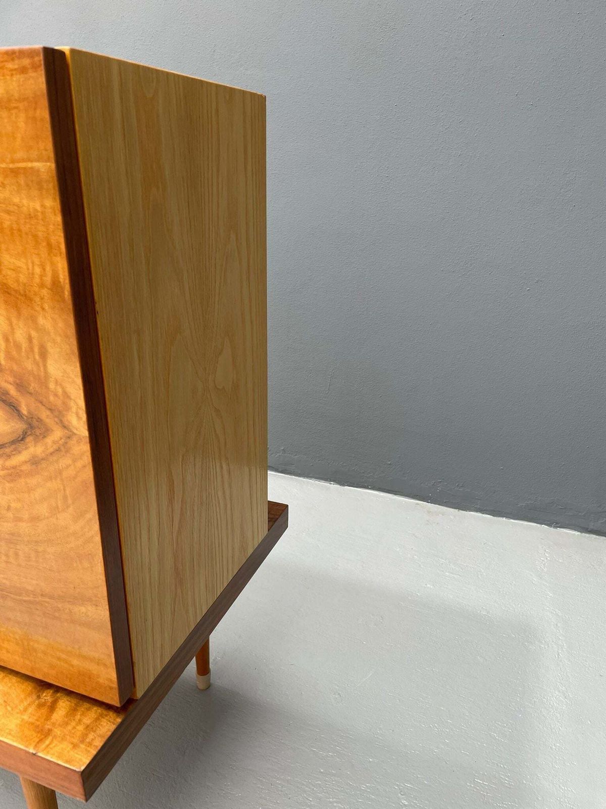 photo furniture Vintage Mid Century Lang Dressoir, Tsjecho Slowakije, Jaren 1970