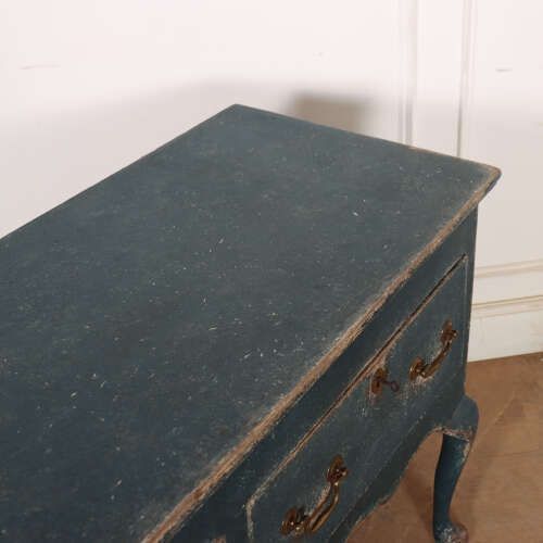 photo vinterior English Painted Dresser Base, 1700s