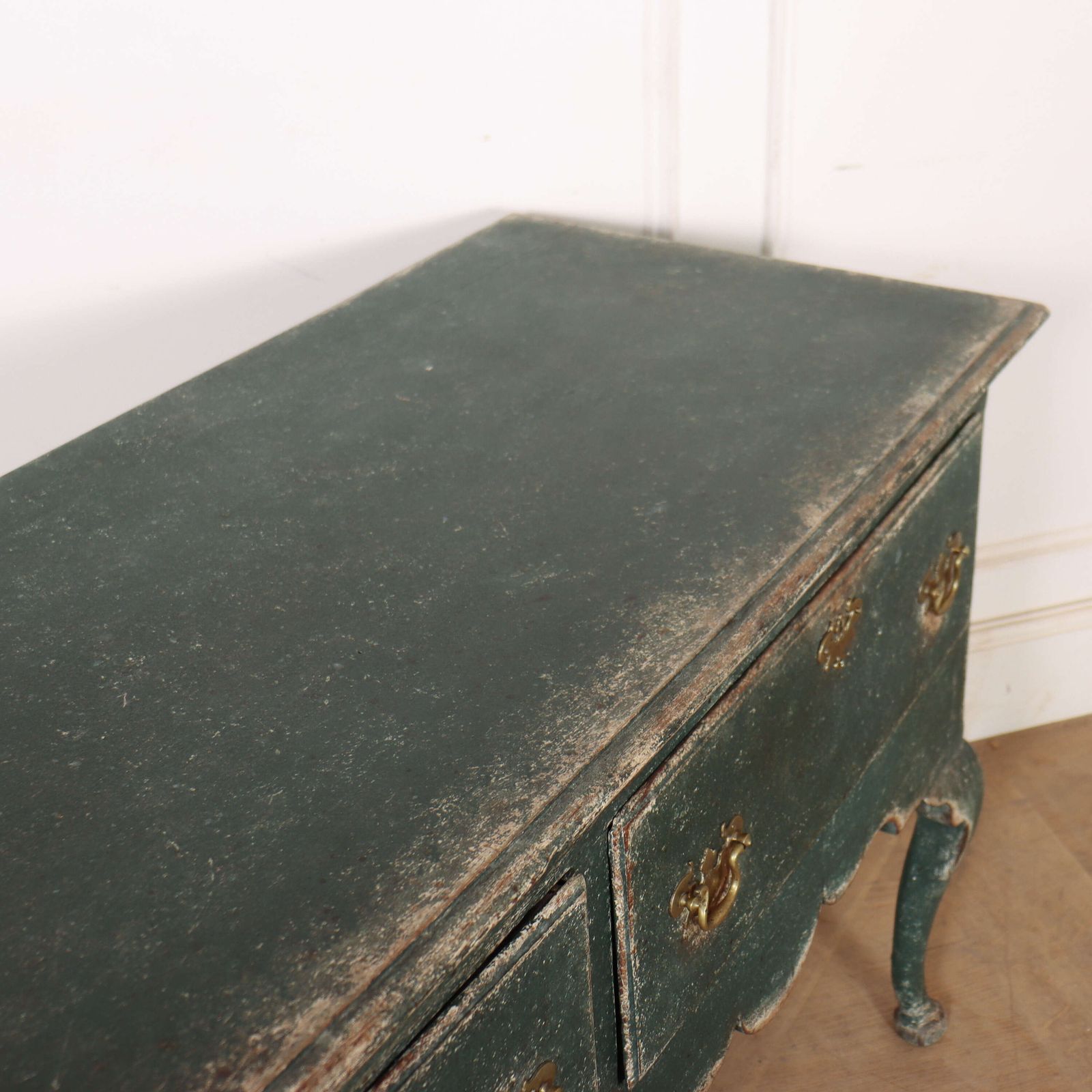 photo vintage Large English Dresser Base, 1700s