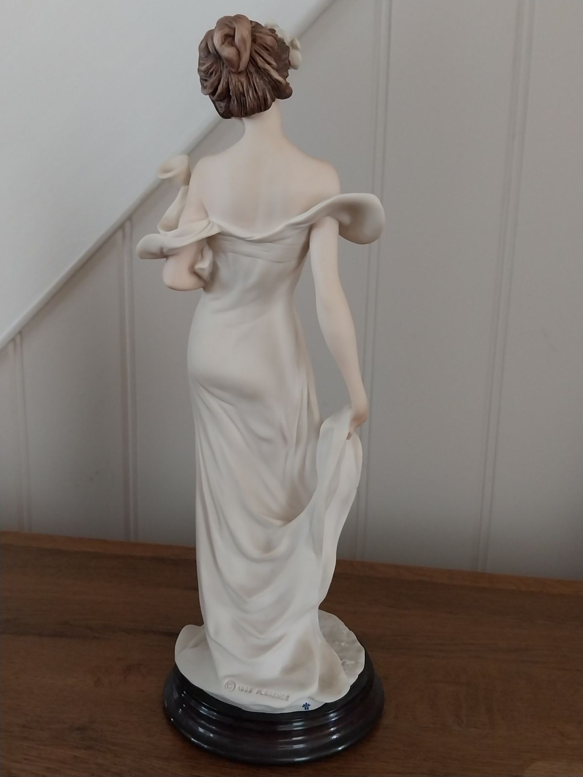 Giuseppe Armani Sweet Water Lady Figurine. Capodimonte. photo Home Fixtures
