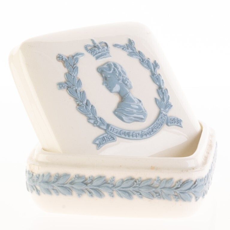Wedgwood Etruria Porcelain Queen Elizabeth II Lidded Box photo furniture