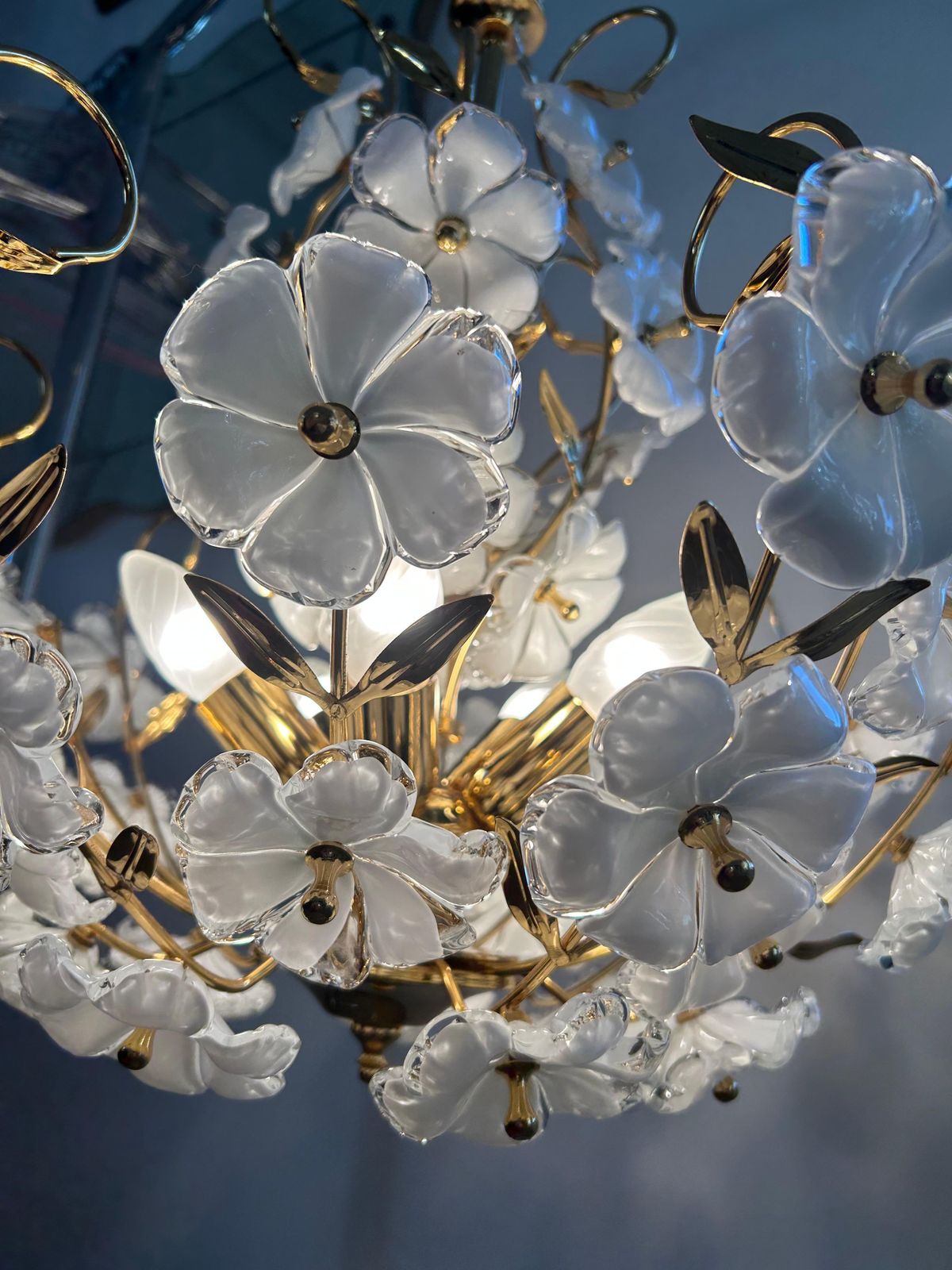 photo vinterior Dew And Gold, Majestic Murano White Flowers Chandelier, 1980's