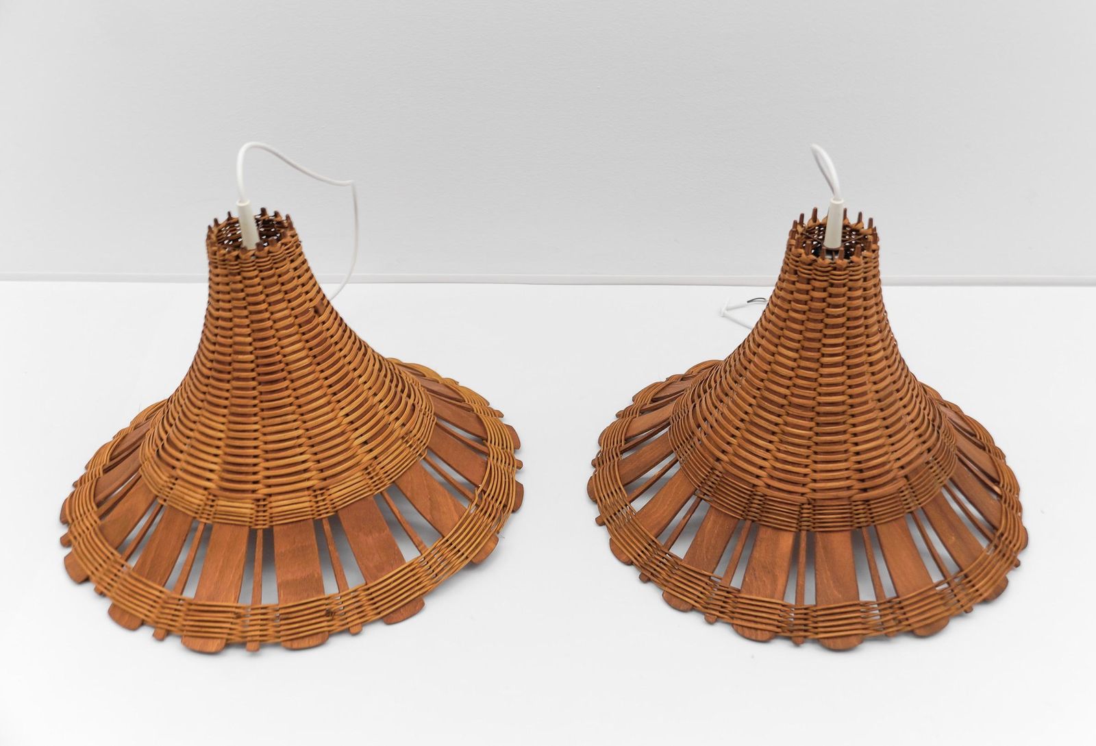 photo vinterior Lovely Mid Century Modern Rattan Wicker And Wood Pendant Lamp, 1960s Italy