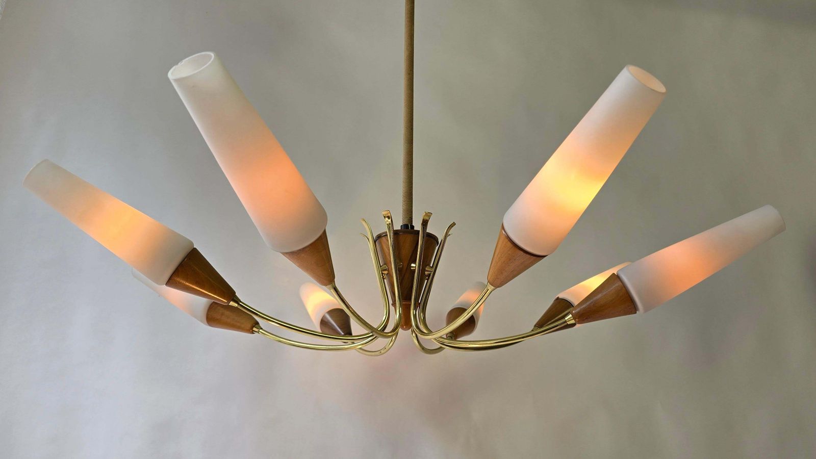 photo furniture Large 1950s Italian Chandelier In Brass, Glass And Wood
