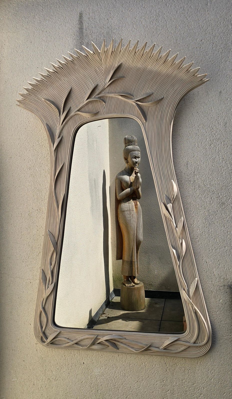 Unique Sculptural Mirror By Betty Cobonpue – “Sculptura” Collection photo vinterior