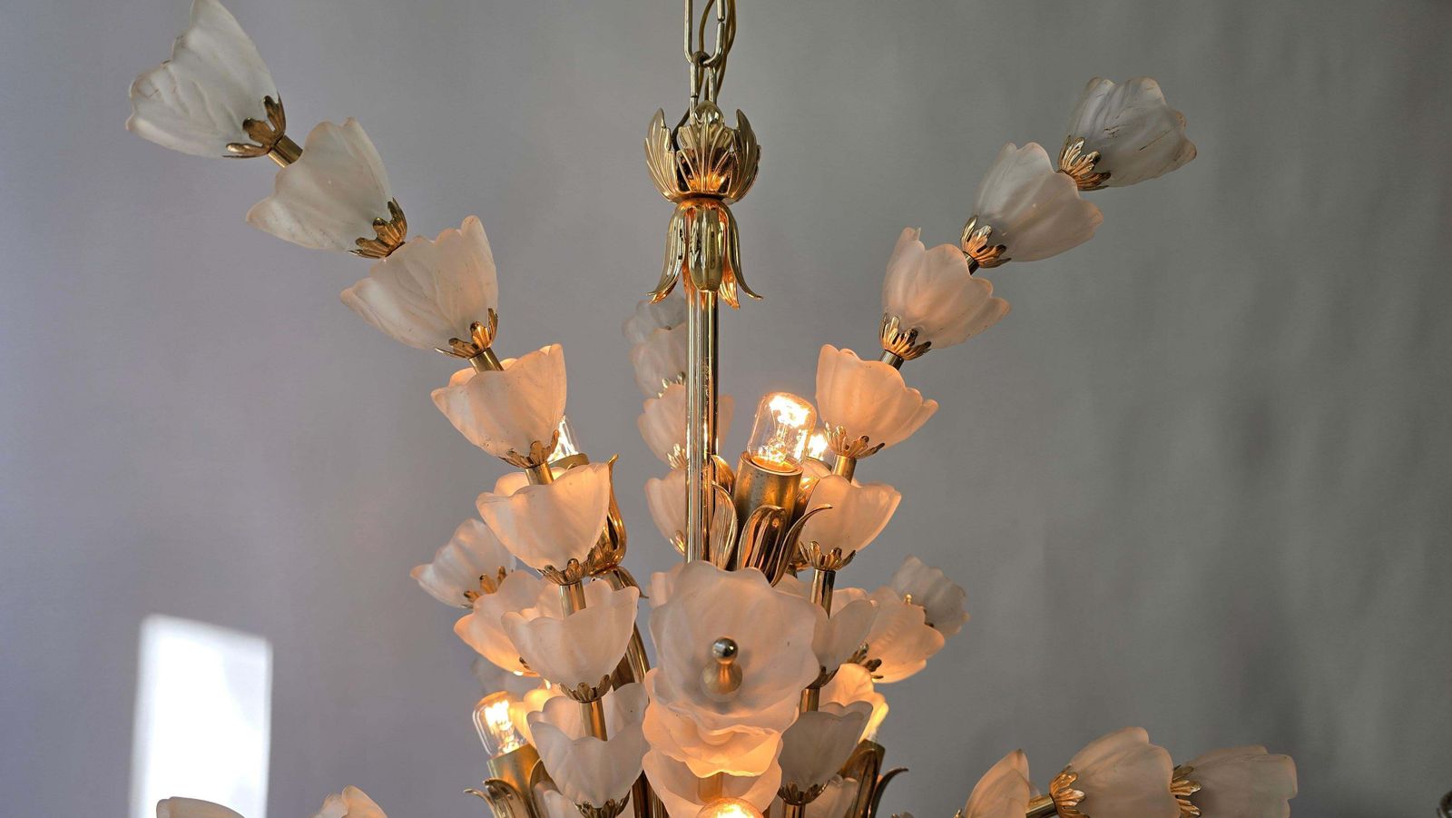 photo furniture Exceptional Italian Murano Glass Chandelier With 85 Handcrafted Flowers