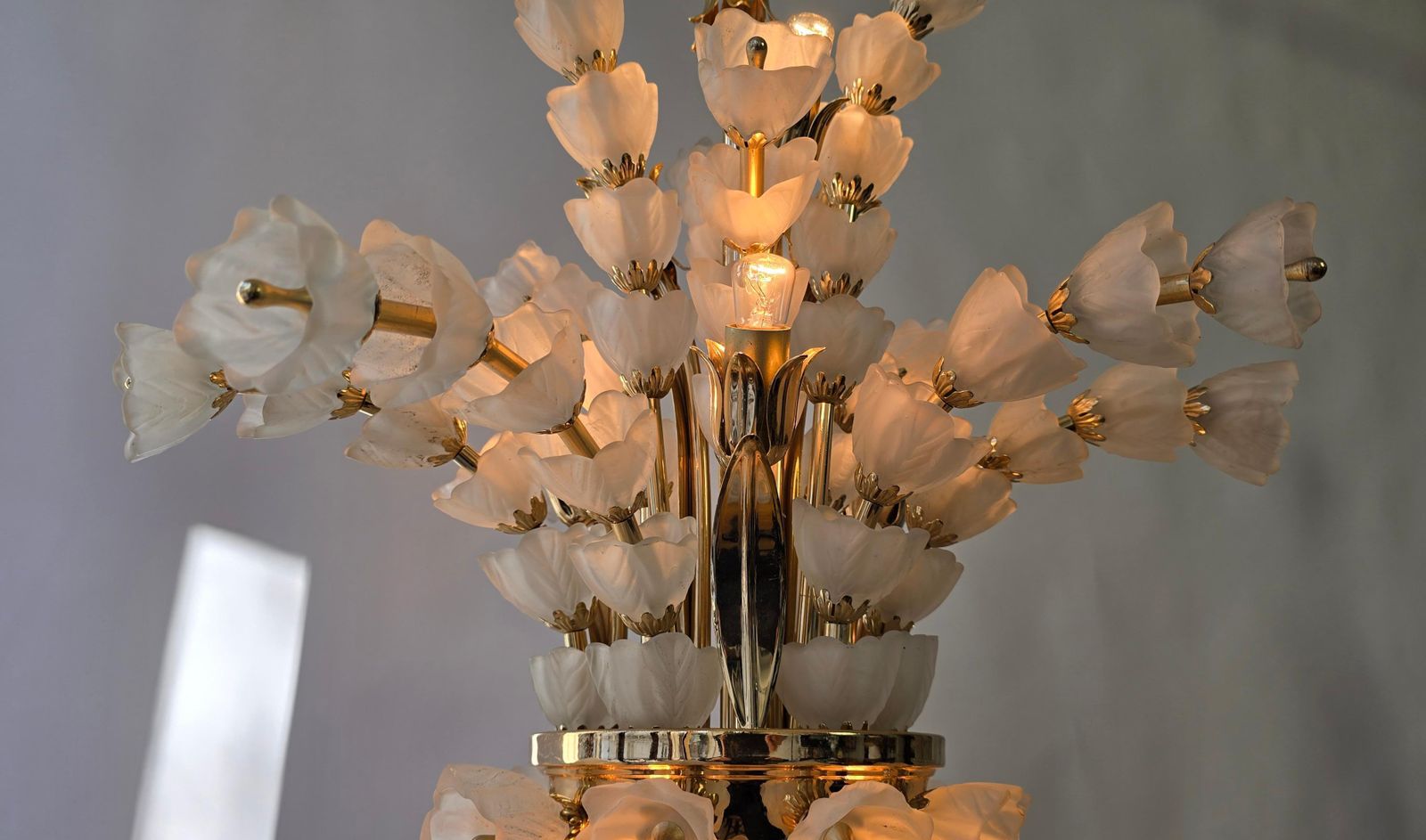 photo for sale Exceptional Italian Murano Glass Chandelier With 85 Handcrafted Flowers