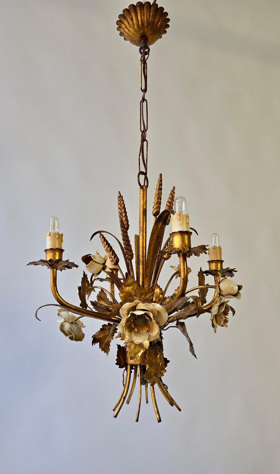 Chandelier In Brass With Painted White Roses photo vintage