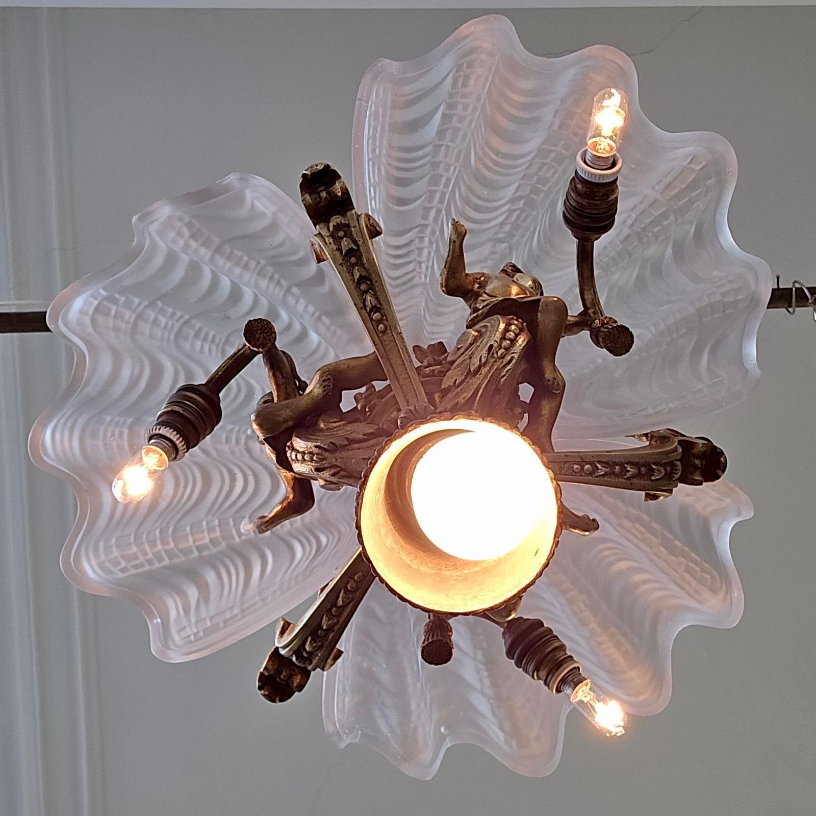 photo vinterior French Cherub And White Frosted Glass Chandelier