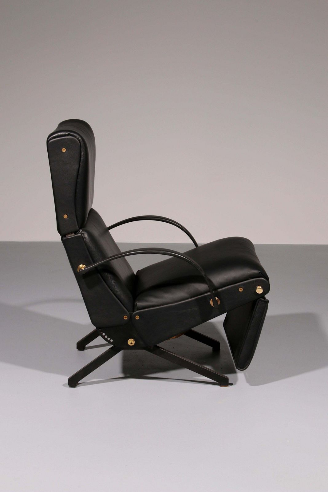 Italian Black Leather Adjustable P40 Relax Chair By Osvaldo Borsani Tecno. photo vintage