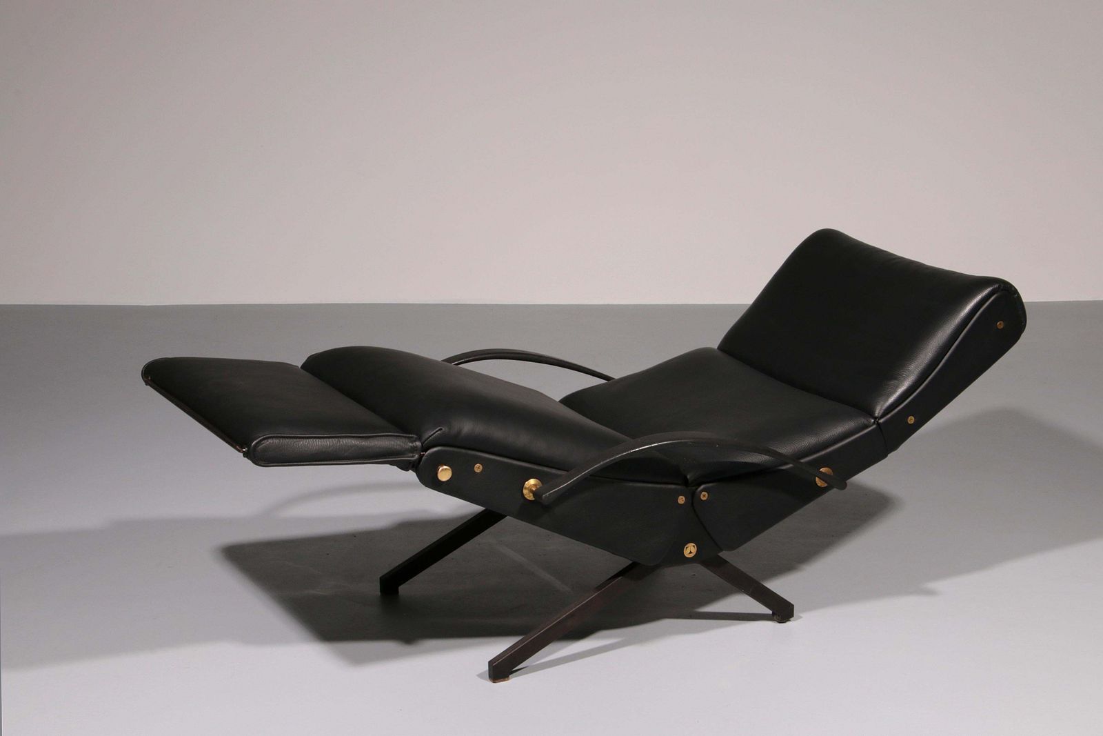 photo vinterior Italian Black Leather Adjustable P40 Relax Chair By Osvaldo Borsani Tecno.