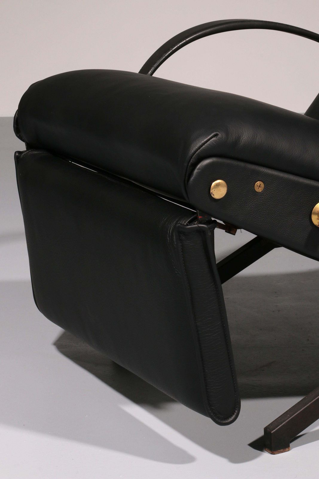 photo vintage Italian Black Leather Adjustable P40 Relax Chair By Osvaldo Borsani Tecno.