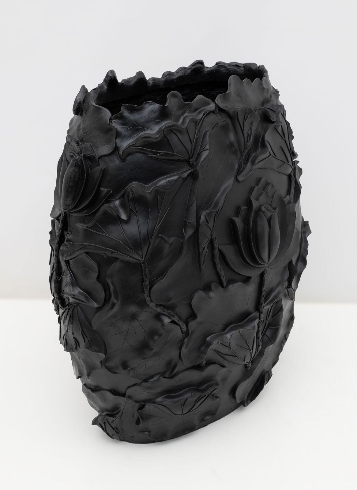 Vgnewtrend Modern Black Matt Resin Cache Pot "Lotus" photo 2487.0