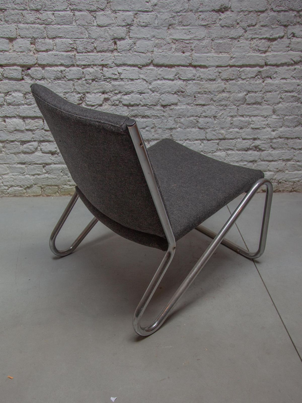 photo furniture Set Of Five Chrome Tubular Steel Bauhaus Style Lounge Chairs