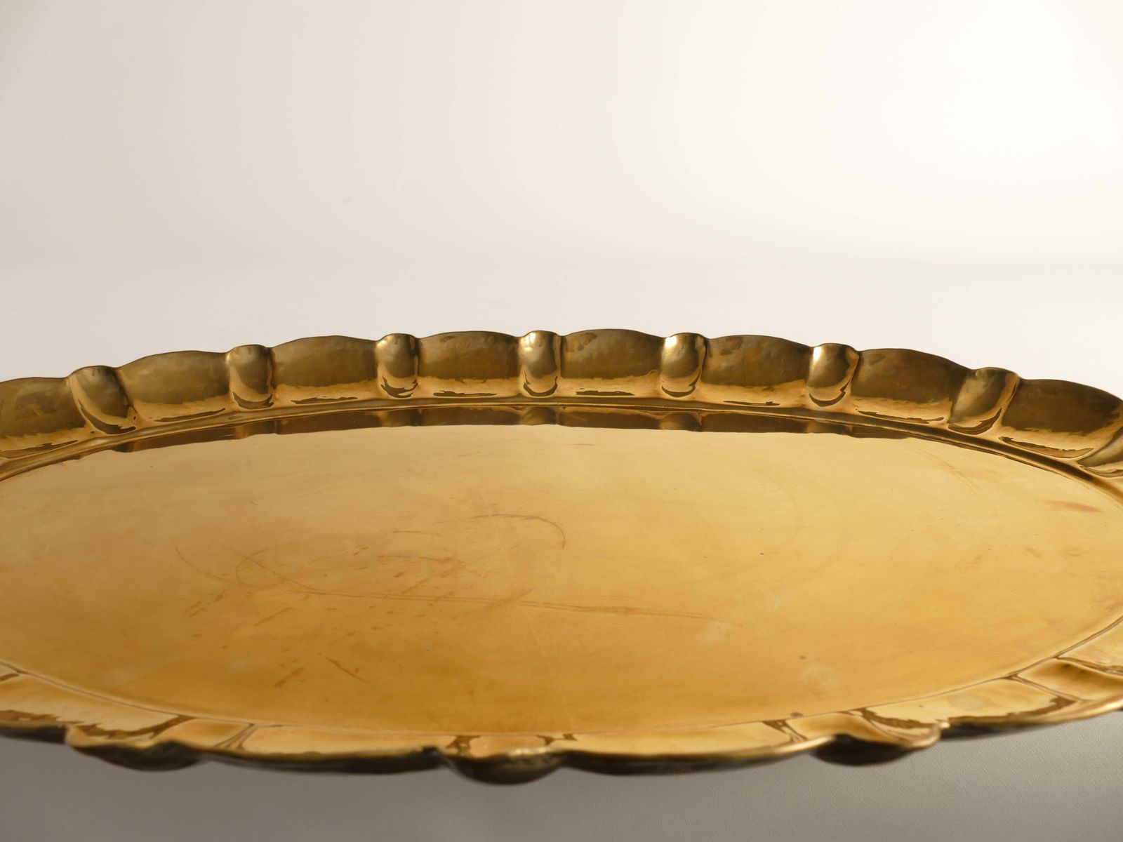 photo vintage Hollywood Regency Large Oval Brass Tray By Firma Lars Holmström, Sweden 1940's