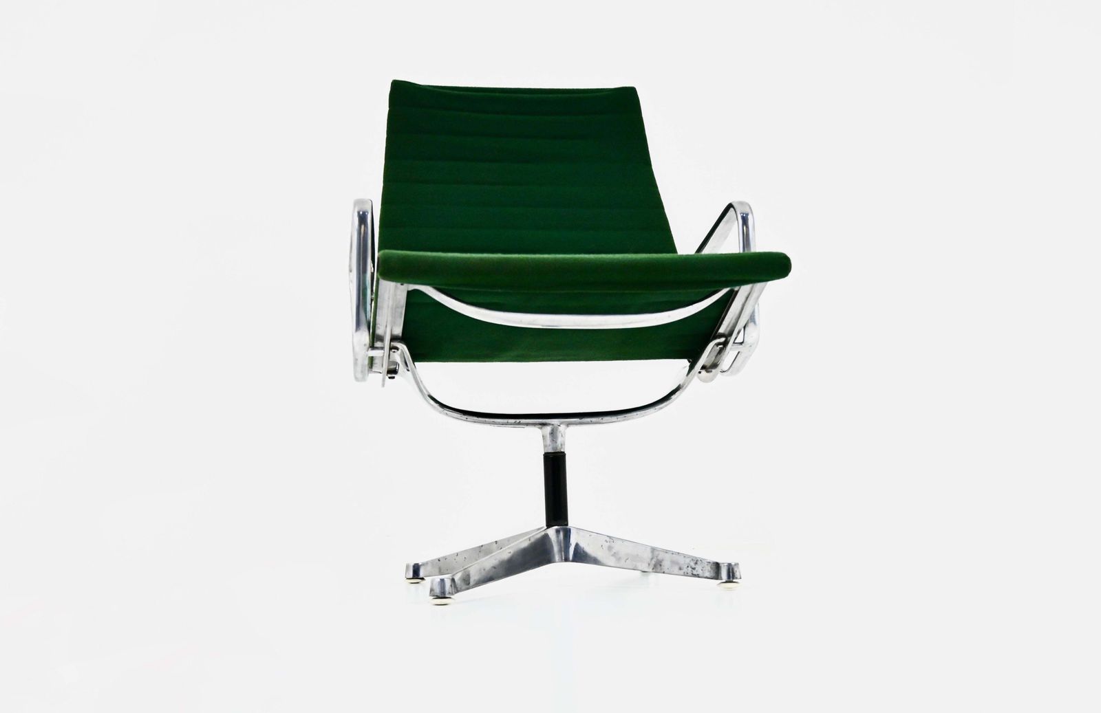 photo furniture Green Ea124 Armchair By Charles And Ray Eames For Herman Miller, 1970s