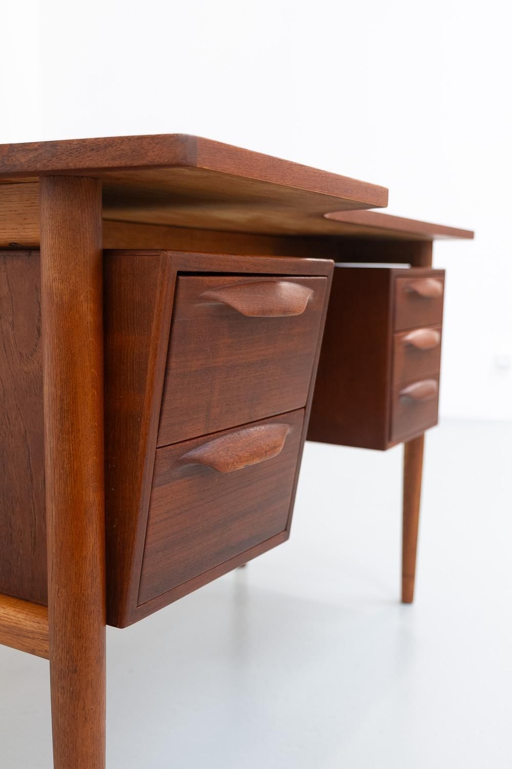 photo vintage Danish Mid Century Modern Asymmetrical Teak Desk, 1950s.