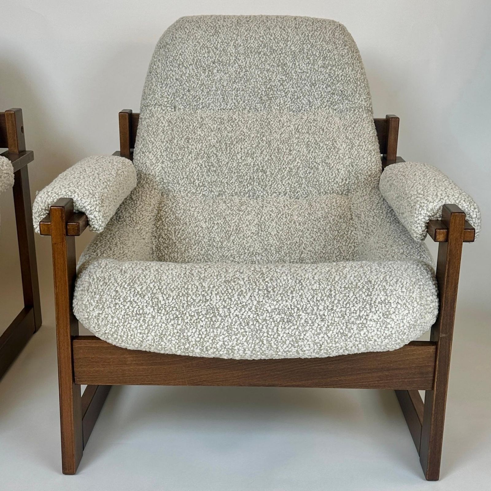photo vinterior Pair Of Brazilian Wood & Beige Wool Bouclè Mp 163 Earth Chairs By Percival Lafer