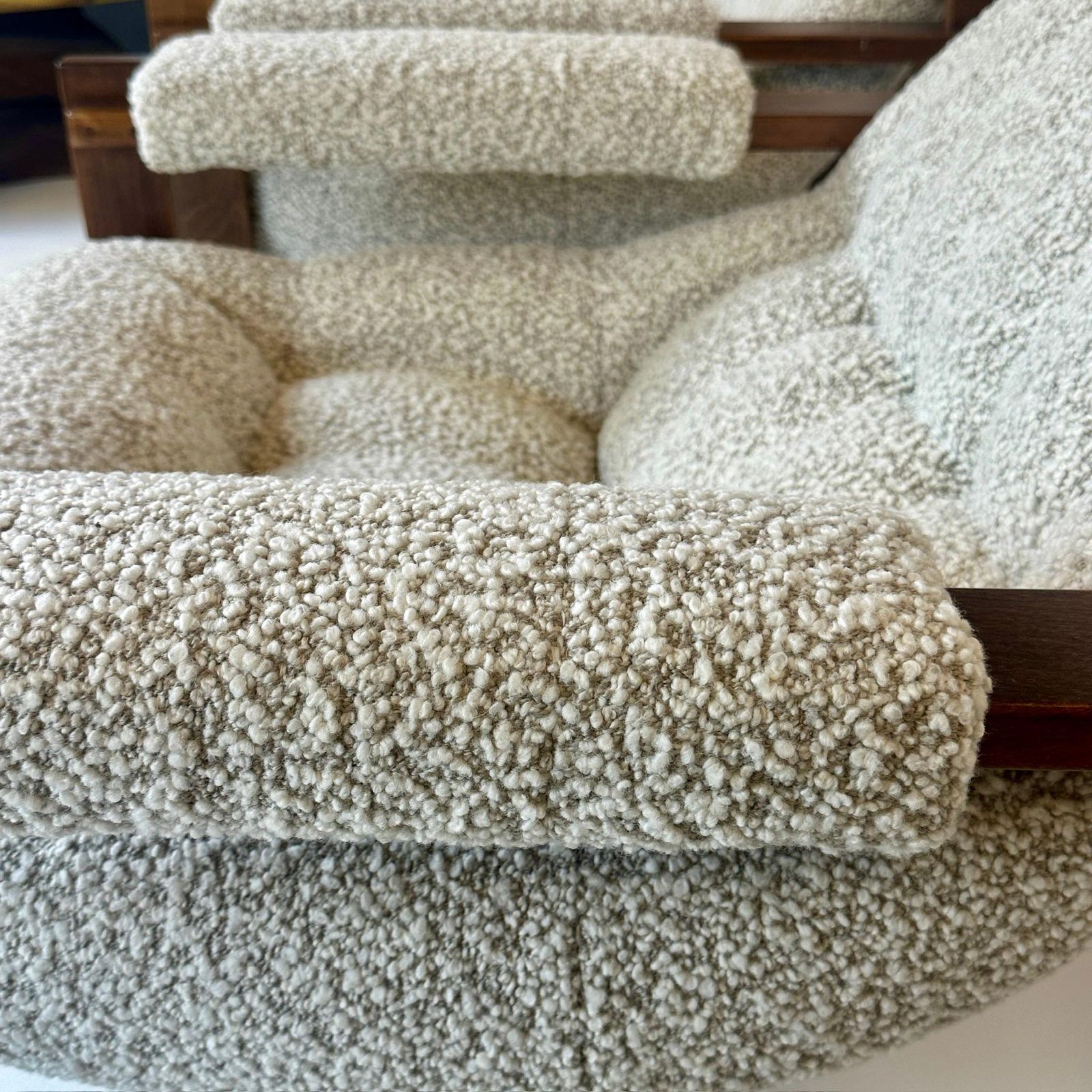 photo vintage Pair Of Brazilian Wood & Beige Wool Bouclè Mp 163 Earth Chairs By Percival Lafer