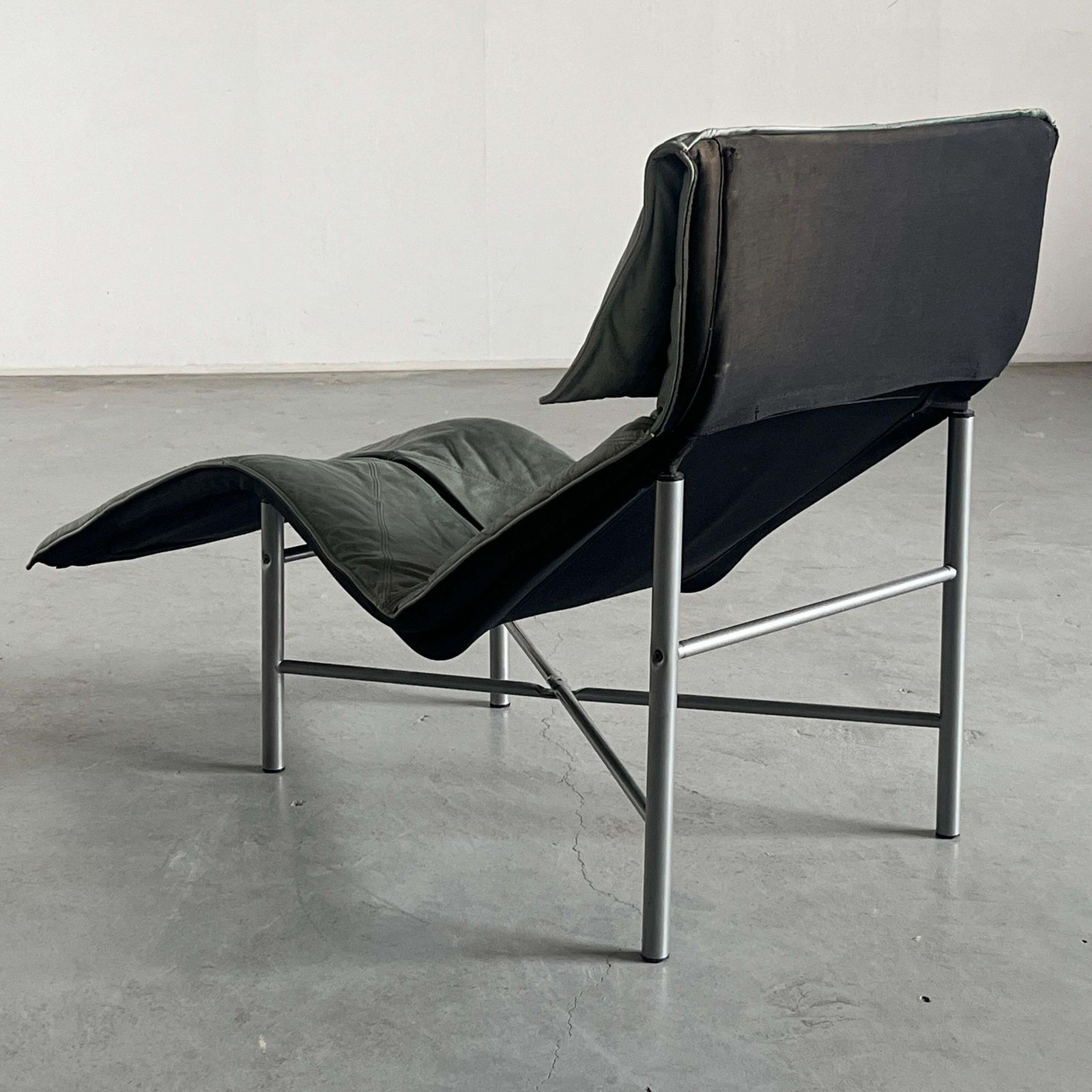 Vintage Leather Chaise Longue In Faded Green Leather By Tord Bjorklund For Ikea photo for sale