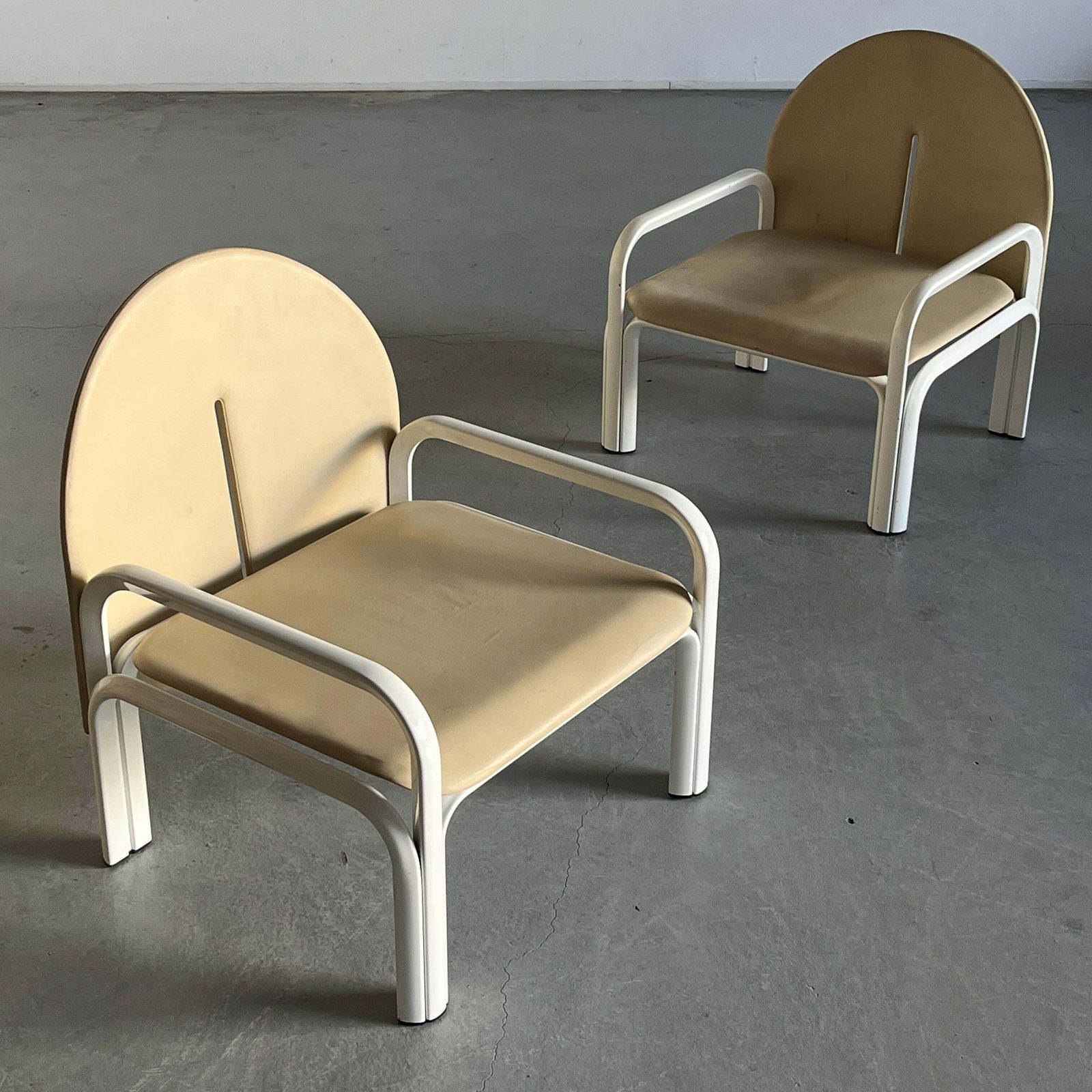 Pair Of Gae Aulenti '54l' Armchairs For Knoll International, Beige Leather, 70s photo furniture